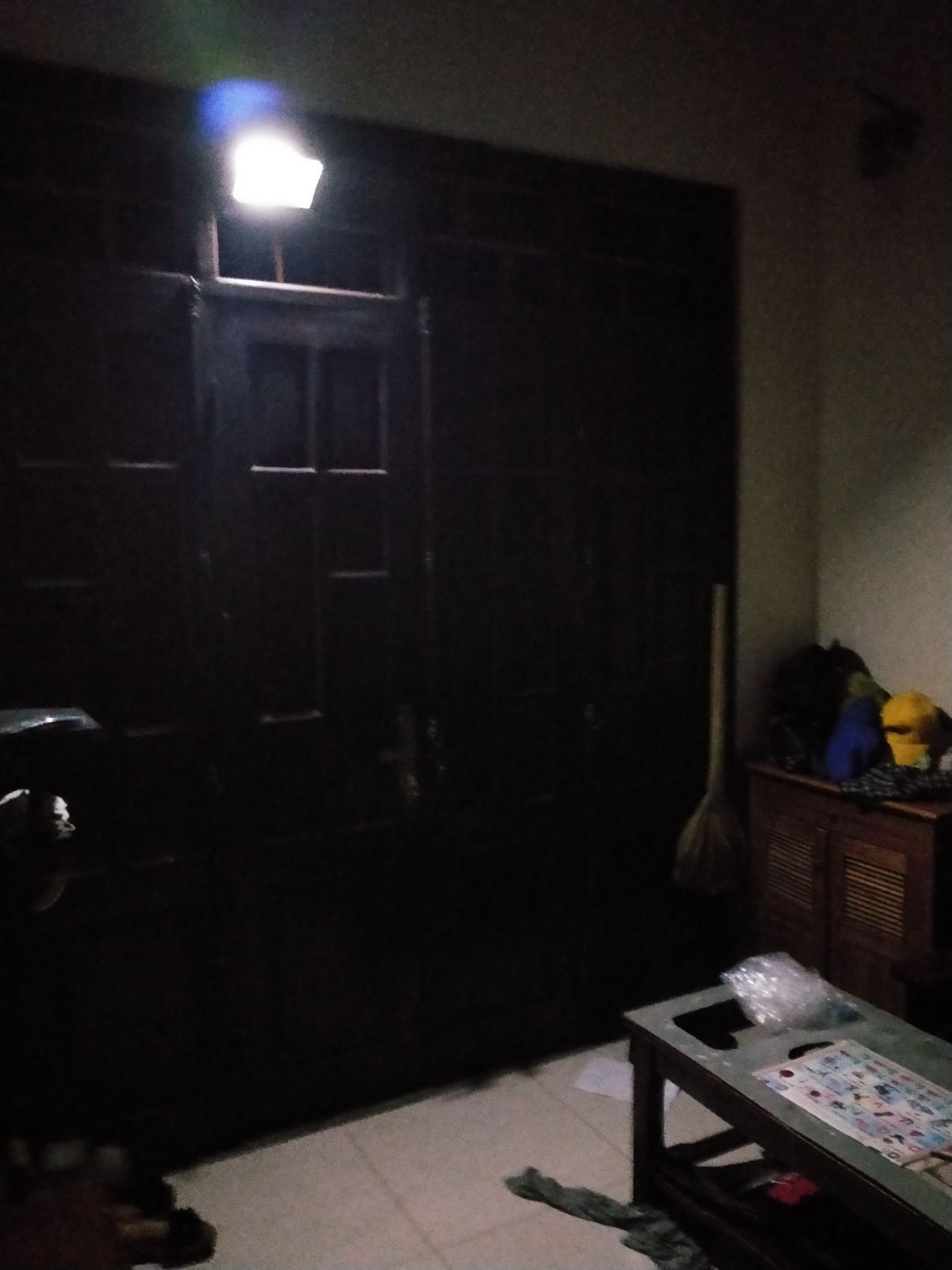 tôi không hiểu sao 50w, mà không bằng bóng thường dùng điện có 5w mà cũng sáng hơn,tôi cần liên hệ với ai để đổi hàng hay trả lại hàng