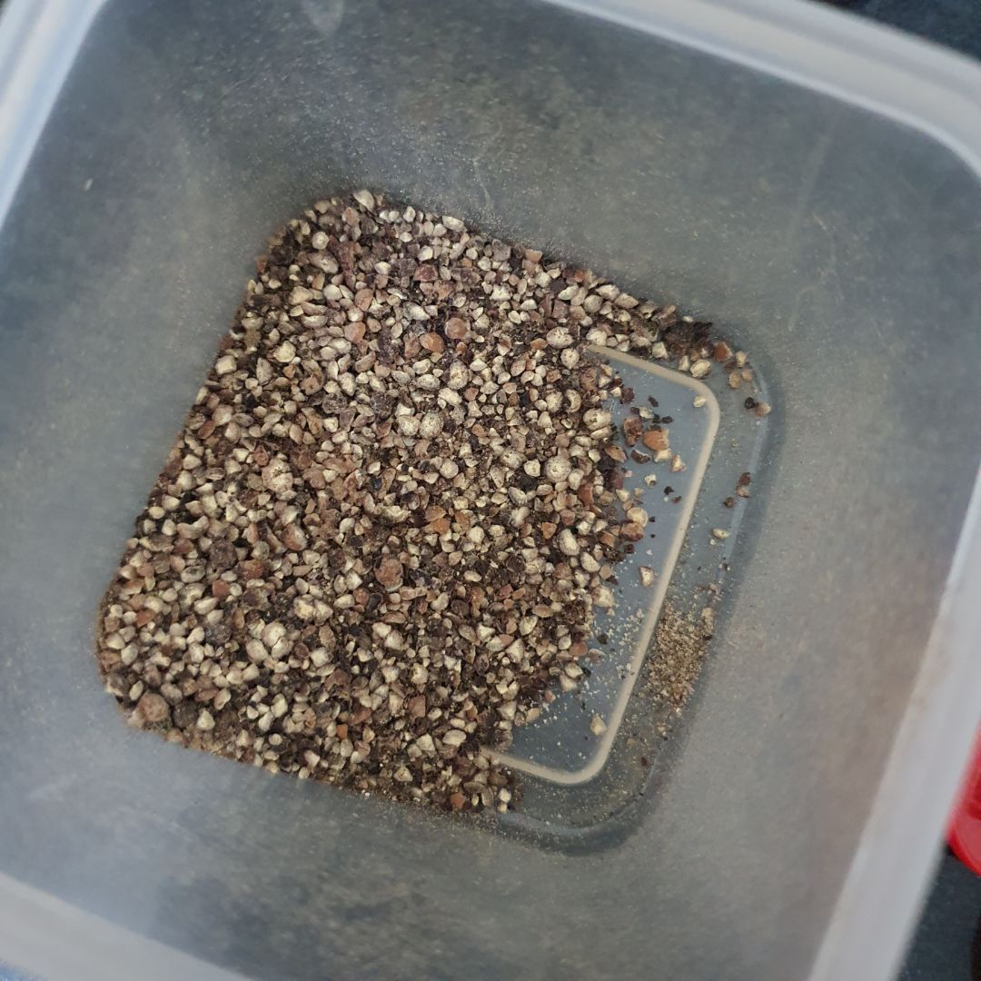 Sản phẩm này nhỏ vừa tay, chỉ cần dùng chút lực là tiêu nát, có thể điều chỉnh độ mịn theo ý muốn. Chưa biết độ bền như thế nào, nhưng mới sử dụng thấy giống như quảng cáo. Hình đính kèm là từ hạt tiêu giã bằng cối sau khi qua máy xay cầm tay.