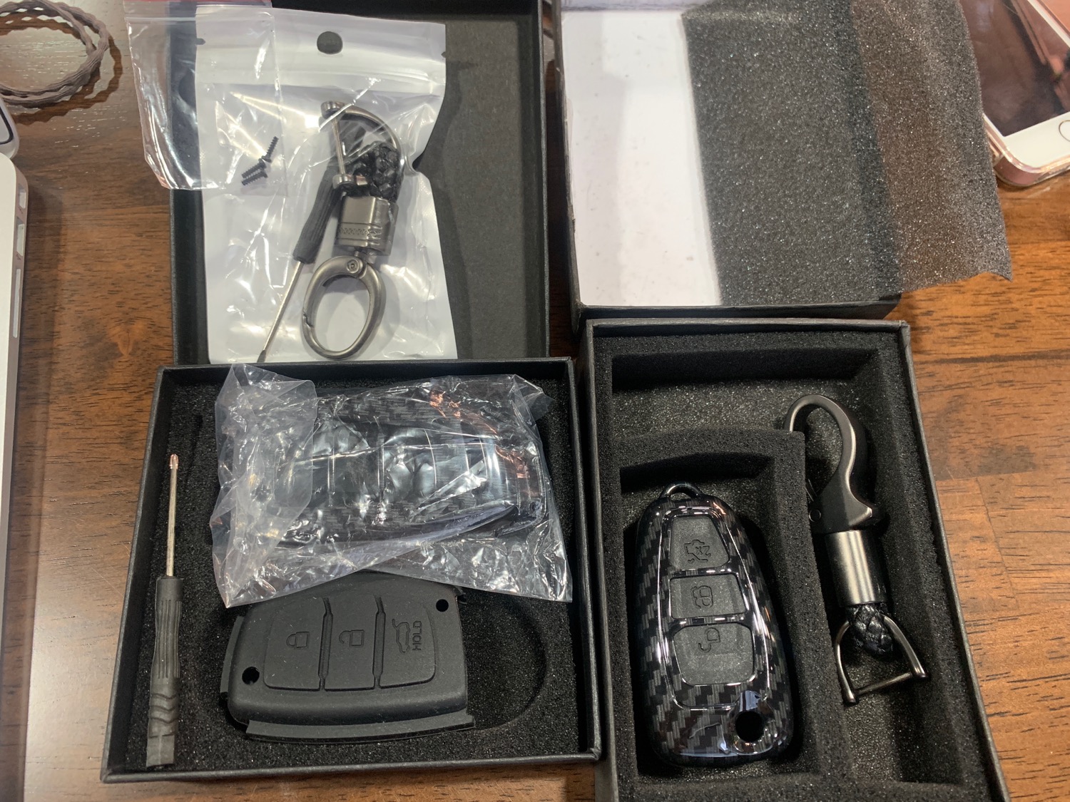 Bên trái của shop  Carsun USA: Hàng thì đẹp, hộp đẹp, full bộ phụ kiện, ốc/vít đựng trong bao riêng.

Bên phải của HELLOOTO (xe Ford Ranger 2018): Cầm hộp của Carsun USA trên tay ưng ý bao nhiêu thì hộp của HELLOOTO thất vọng bấy nhiêu: hộp cũ bạc màu, băng keo chằng chịt, xờn góc. Bên trong chỉ có ốp và móc treo, ko có ốc, vít. Có thể là do 2 xe khác nhau nên phụ kiện khác nhau, nhưng rõ ràng hàng đc sản xuất ra rất ổn, qua tay nhà phân phối HELLOOTO đến tay khách hàng thì đã đánh mất sự sang trọng vốn có.

HCM chờ nhận hàng mất 1 THÁNG, qua RẤT NHIỀU lần huỷ đơn và xin lỗi mới nhận được hàng. Các bạn nên cân nhắc thật kỹ khi mua đồ oto ở các shop này (mà hình như là tất cả các shop oto trên Tiki luôn, ko có món đồ oto nào của mình giao đúng hẹn cả)