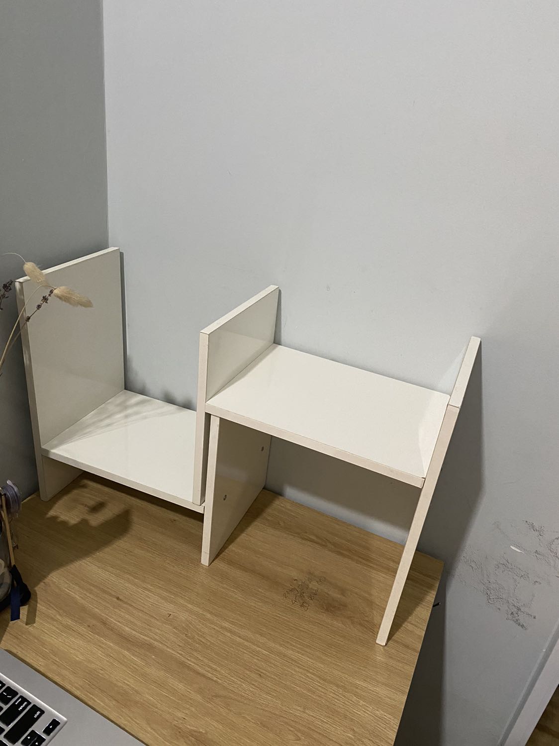 Sản phẩm đóng gói tốt. Rất chắc chắn. Ốc vít độ lệch ít. Mình đặt màu gỗ. Nhưng shop giao sai màu. Mình k hài lòng vì nó o hợp với bàn học của mình. Nhưng khi phản hồi thì shop trả lời nhanh và có xin lỗi mong được thông cảm không hoàn lại vì dịch sẽ làm cho sản phẩm giao lâu. Mọi người có thể mua sản phẩm này. Nó khá chắc chắn và phù hợp với gía tiền