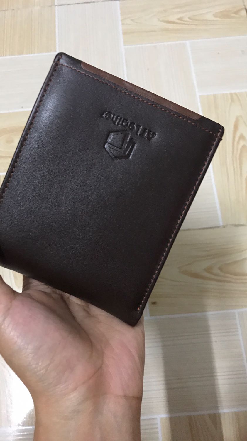 Bóp mềm,k biết phải da bò không,dùng có bền không nhưng thấy đep. Bóp mềm,k biết phải da bò không,dùng có bền không nhưng thấy đep.