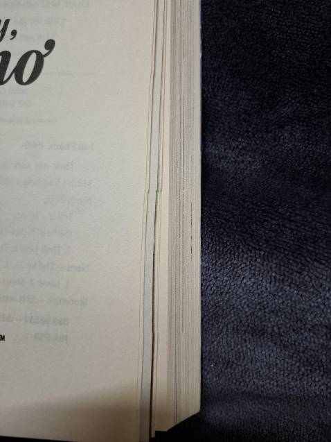 Đóng gói khá cẩn thận. Giao hàng siêu nhanh,  tối đặt sáng hôm sau đã nhận được luôn. Sách hơi bị lỗi một xíu. Nội dung nhẹ nhàng, dễ đọc.