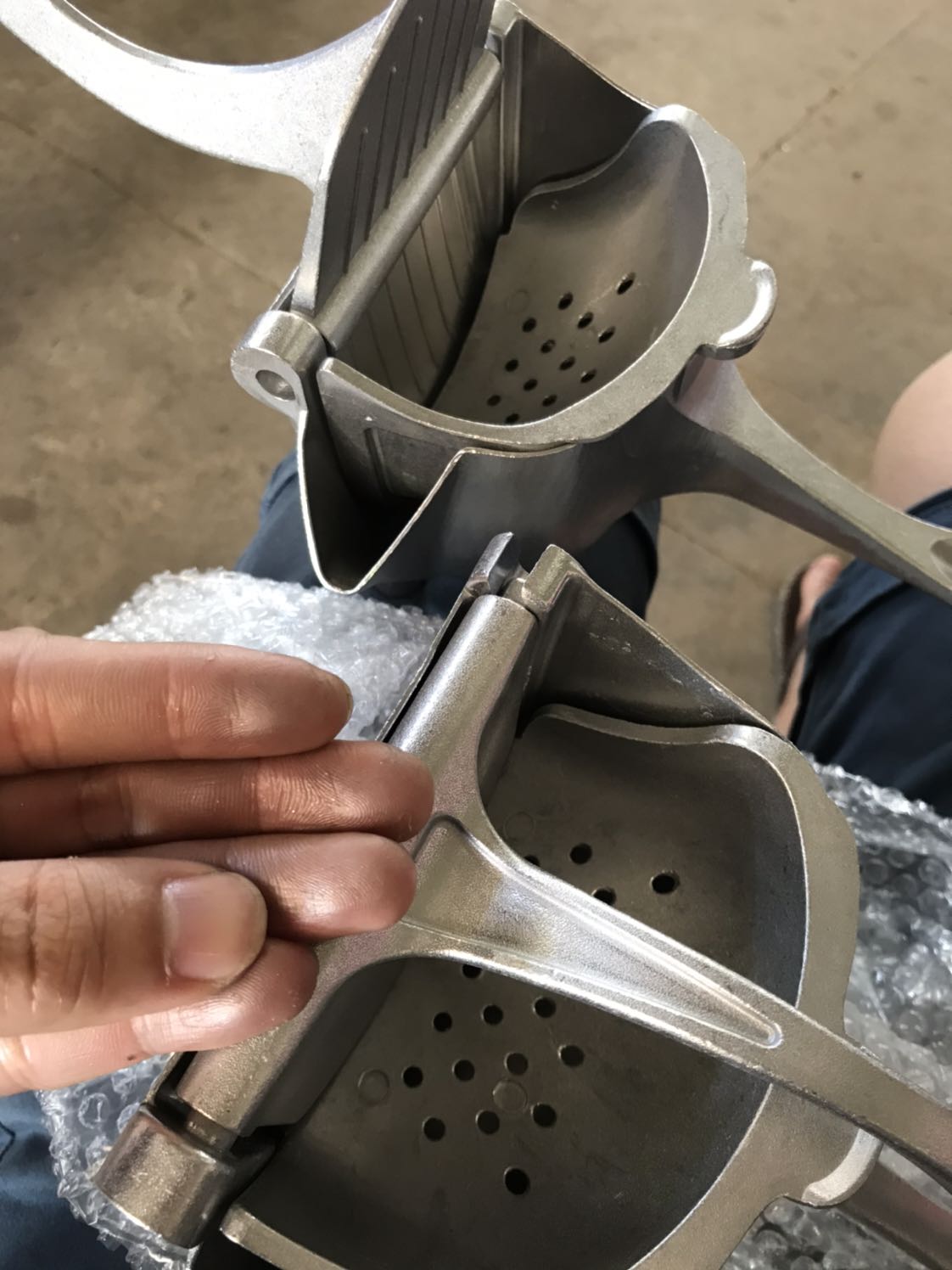 Lo ngại ảnh hưởng sức khoẻ khi sử dụng, sản phẩm cũng không giống mô tả, không có khây nhựa, khi rà tay vào sản phẩm thì có lớp sơn dính trên tay. Nếu Ko đổi được sản phẩm an toàn thì đề nghị Tiki hoàn tiền lại.