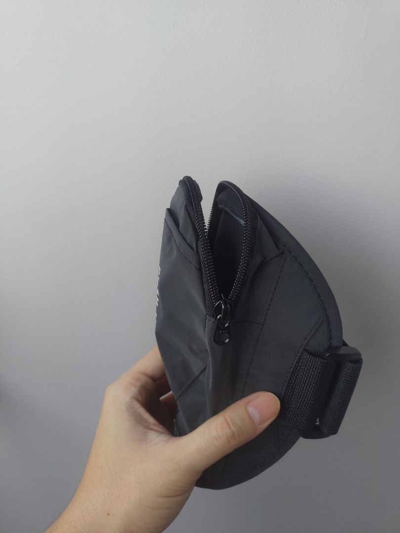 Cảm nhận ban đầu là chất liệu tốt, ngoại hình đẹp, dây kéo chắc chắn, dây buộc vào tay cũng chắc, khó bị rơi.