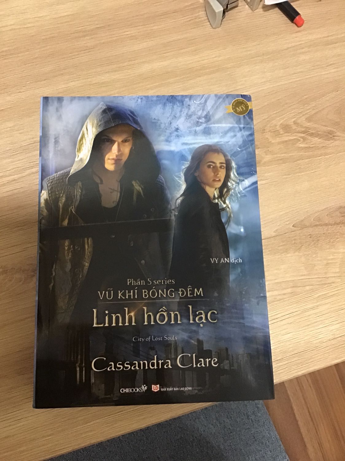 Sách được bao bọc rất kỹ, còn nguyên màn bọc bên ngoài, cầm chắc tay. Nội dung thì khỏi bàn vì truyện của tác giả Cassandra Clare bao giờ cũng có nét thu hút riêng.