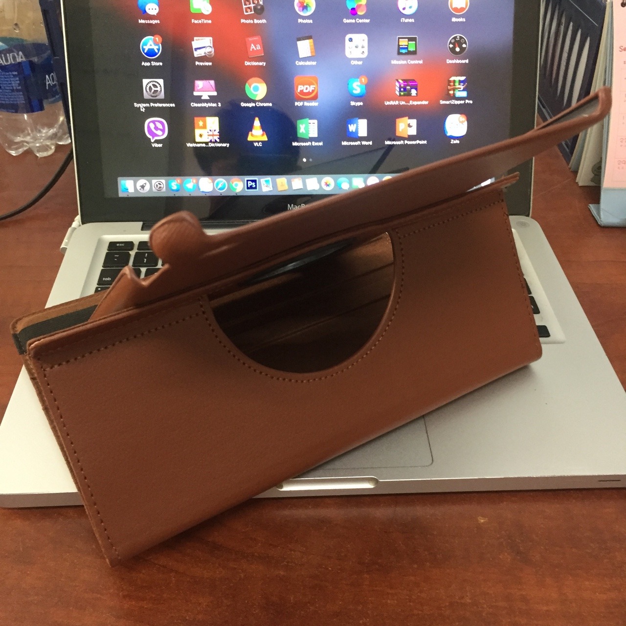 So với mức giá thì bao da có chất lượng hơn sự mong đợi. Các chức năng hoạt động tốt. Hoàn thiện thẩm mỹ tốt. Hài lòng với sp đã mua.