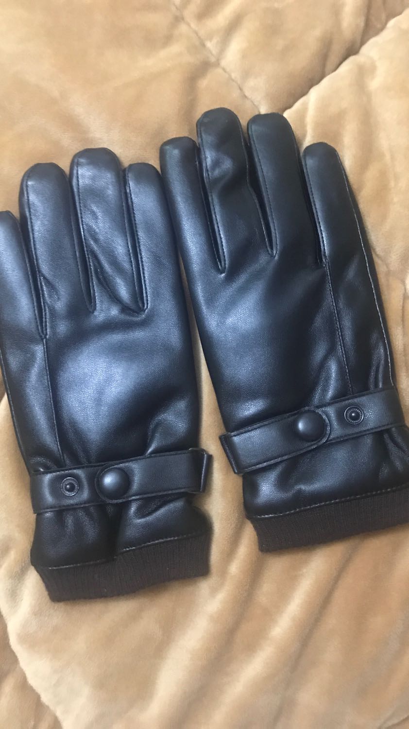 Mấy hôm rét mua đc đôi găng tay đi. Thấy chất da khá là mềm. Có cúc để điều chỉnh to nhỏ cố tay cho nam và nữ đều dùng đc ấy. Đường may dày dặn, chắc chắn nhé, k thấy chỉ thừa. Cho 5 sao còn lại chưa dùng chưa biết độ bền.