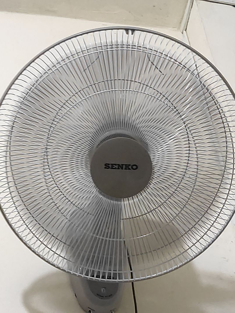 quạt chạy rất mát, êm nhưng phần viền khung làm hơi cứng quá. lần đầu gắn mà 2 vợ chồng hì hụi mới gắn vô được