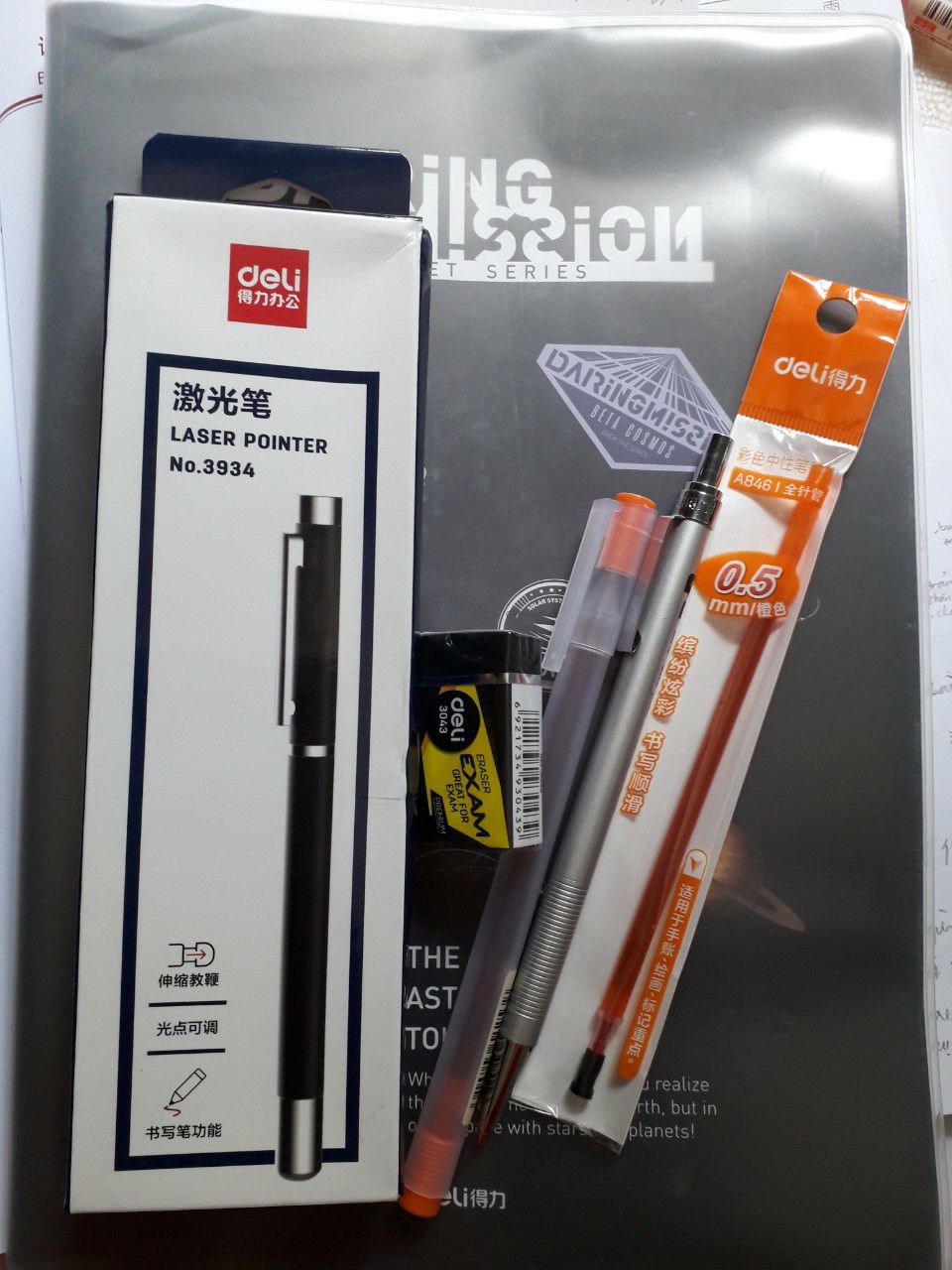 Bút viết được 2,3 chữ thì hết mực. đèn sáng tốt. hộp hơi móp l.