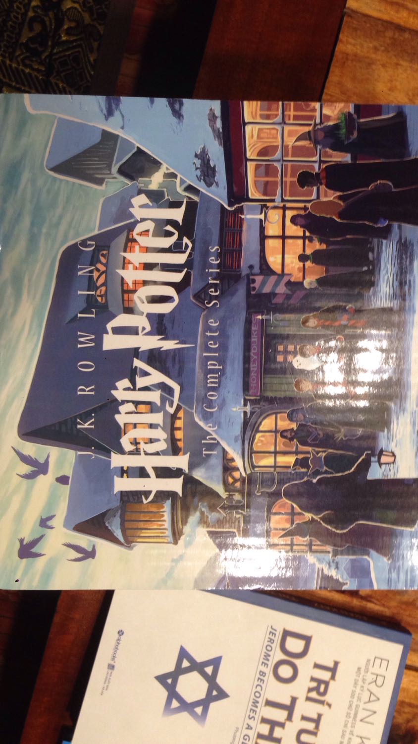 Mua hàng lúc giá sale . Giá tốt tuy nhiên sản phẩm màu nhạt hơn trong hình. Nhìn nhỏ hơn vì nghĩ là sẽ hộp sách bự hoành tráng. Sách bìa mềm chữ nổi. Chỉ có hộp bìa cứng nhuwng Nhìn ko sang lắm . Chỉ như thùng giấy thường in ảnh phía ngoài thôi. ( nhìn hình se rõ )Nói chung với giá này và ngoại văn thì được rồi ko đòi hỏi nhiều . Tuy nhiên mình có đặt hàng 2 lần trong đợt sale. Lần 1 giao hàng làm hỏng hết góc hộp Sherlock Holmes mình đã chấp nhận và gọi báo tiki cẩn thận giùm đơn hàng này là đừng để quăn góc. Vậy mà mở thùng hàng này ra ko hề có 1 miếng xốp đệm , toàn sách là sách và 1 cái Bill. Quá thất vọng về cách tiki làm việc. Review nhằm đóng góp giúp những bạn mua sau cẩn thận hơn.