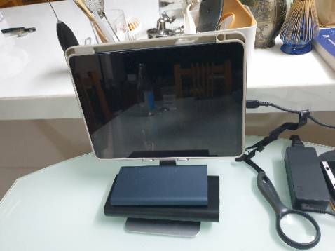 Chân đế yếu nên phải chặn thêm cục PIN dự phòng