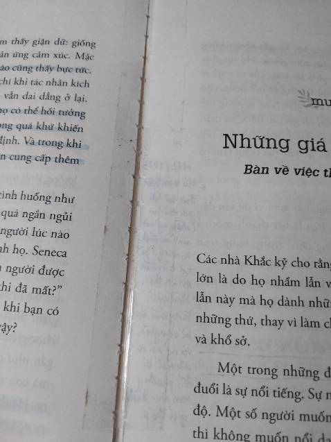 EDIT: PHẦN DƯỚI LÀ LÚC ĐỌC ĐƯỢC HƠN 2/3 VÀ SÁCH VẪN BÌNH THƯỜNG. CÒN HÔM NAY SAU KHI ĐỌC XONG THÌ CÁC TRANG SÁCH Ở DƯỚI ĐỘT NHIÊN BẬT TUNG RA, MÌNH PHẢI DÁN BĂNG KEO LẠI MỘT CHÙM LUÔN.
VÌ TRONG LÚC ĐỌC QUÁ THÍCH NÊN MÌNH ĐÃ ĐÁNH DẤU GHI CHÚ VÀO SÁCH LUÔN RỒI, NÊN CŨNG KO MUỐN ĐỔI LẠI. NHƯNG TÂM TRẠNG MÌNH HƠI BỊ TỆ.
Đáng tiền lắm, mà còn hời nữa do được giảm giá đậm đợt mình mua. Phần đâu thì chung về chủ nghĩa khắc kỷ(có lẽ sẽ hơi chán đối với một số bạn), các phần còn lại thì về cách thực hiện chủ nghĩa khắc kỷ(cực kỳ thú vị và hay theo quan điểm của mình). Mình thấy triết lý sống này phù hợp với bản thân, nên mình rất thích, các bạn có thể mua đọc thử một lần nha.