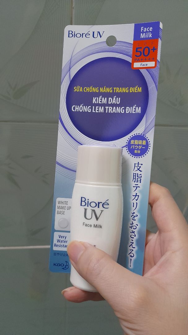 Sản phẩm phù hợp với da dầu. Sau khi thoa kcn có cảm giác trên bề mặt da có lớp phấn phủ nhẹ. Lưu ý: do sản phẩm có chứa cồn nên dùng toner dưỡng ẩm trước khi sử dụng kcn (đặc biệt vào thời tiết se lạnh, khô) tránh tình trạng như bị mốc da, kem đóng bệt gây mất thẩm mỹ.