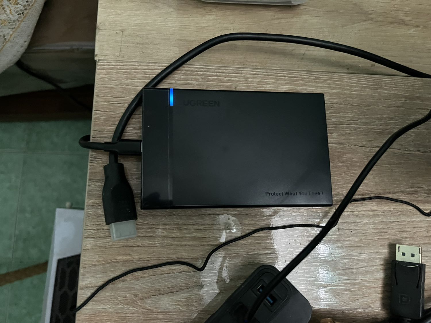 Rất khó thao tác đặc biệt là khó cạy đĩa ra khỏi box.