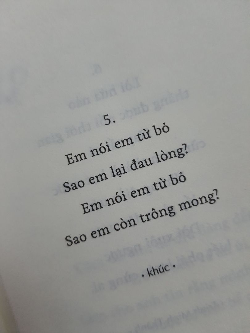 chất lượng thơ thì tuyệt vời rồi, không phải bàn cãi nhe. nhưng mà mình thấy hơi buồn nhận sách. bìa nó bị nếp gấp như kia lúc mình bóc ra thấy buồn héo luôn á. hàng dù gói chắc chắn đấy mà bìa của mình có lẽ khi bọc hàng bạn nhân viên đã không may để cong một xíu nên như vậy. dù sao thì mình vẫn đánh giá 5 sao nha, 5 sao vì chất lượng của từng bài thơ.