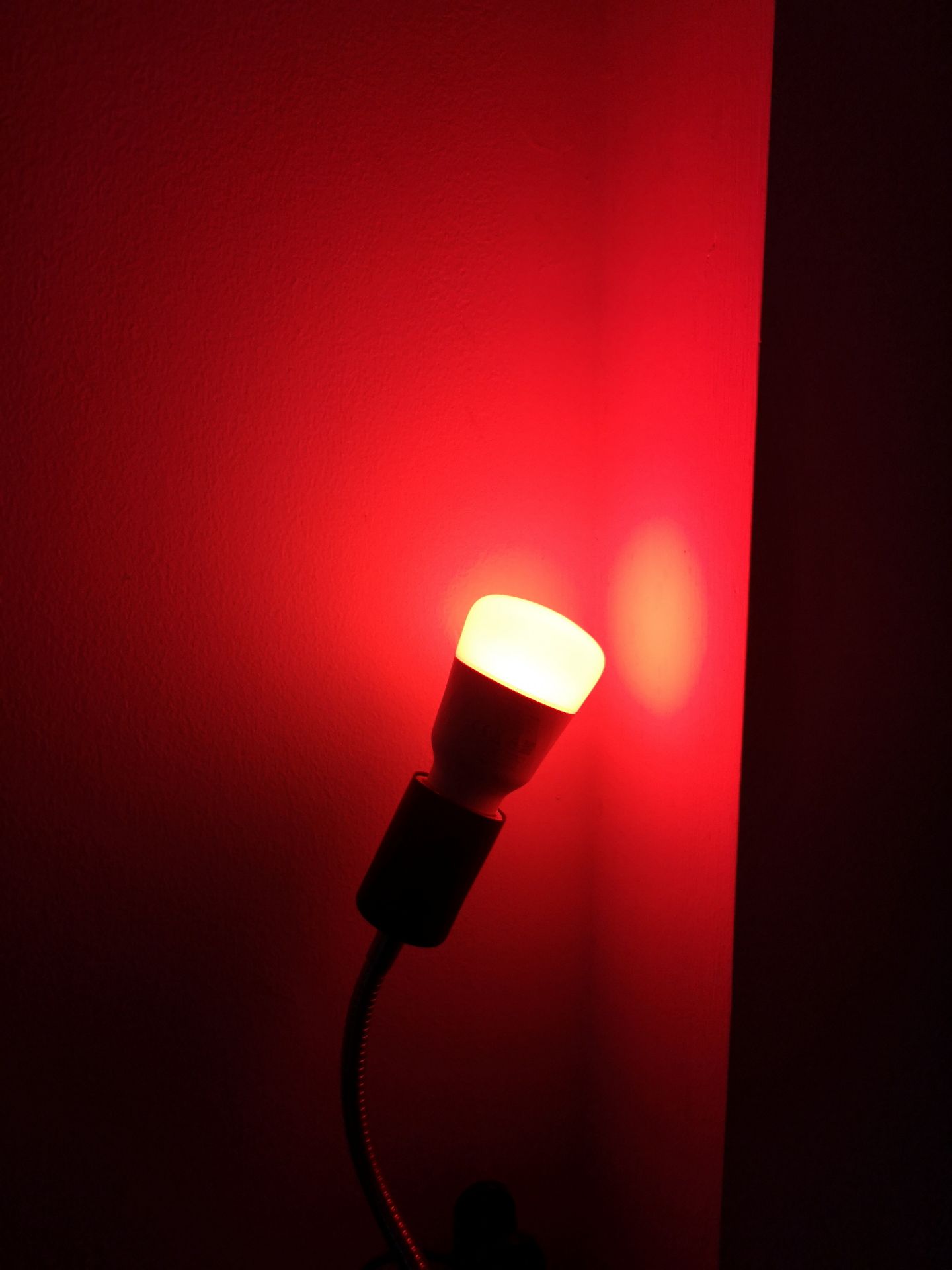 chất lượng đèn tốt, đóng gói cẩn thận, app dễ cài đặt và sử dụng