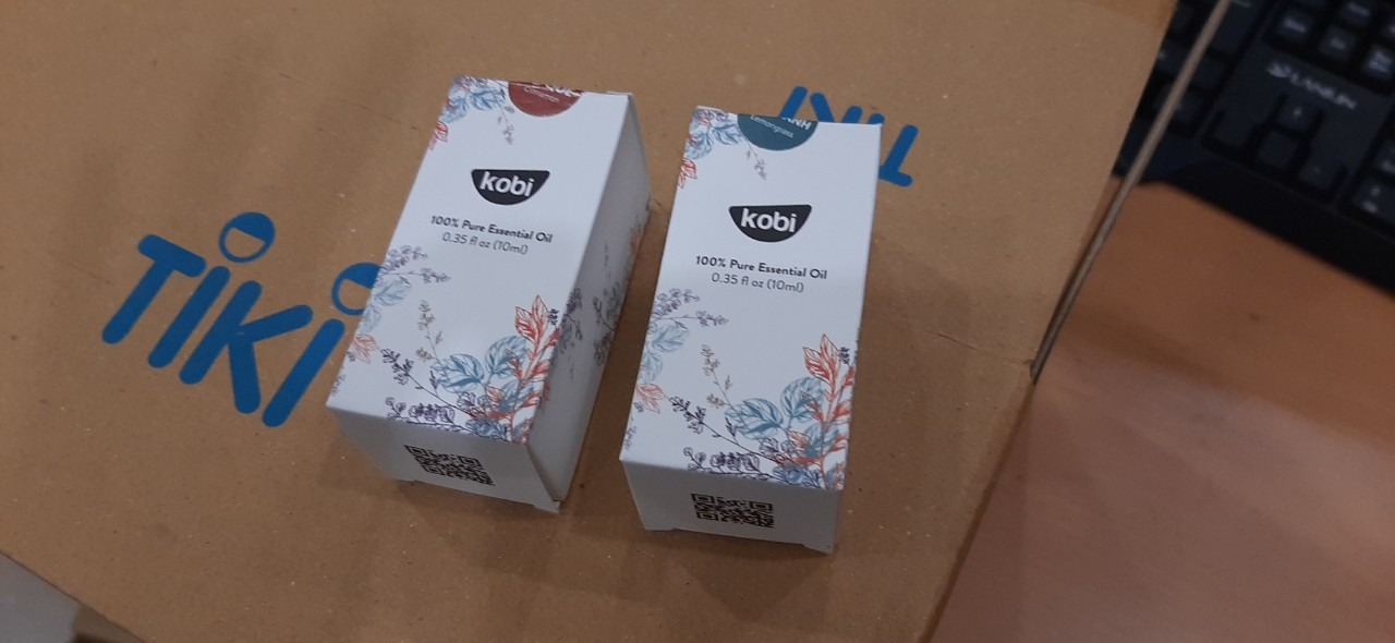 Giao hàng nhanh, đúng hàng. Có t niêm phong, gõi kỹ lưỡng. Mua được giá quá tốt. Treo trong phòng. Đóng hết cửa lại, đi từ sáng tới chiều về, mở cửa phòng là thơm ngất ngây, rất thư giãn, dễ chịu. Mn nhớ để ý khoảng 1-2 ngày là dốc ngược tinh dầu xún để td thấm vào nắp nha. Nói chung là rất ưng.