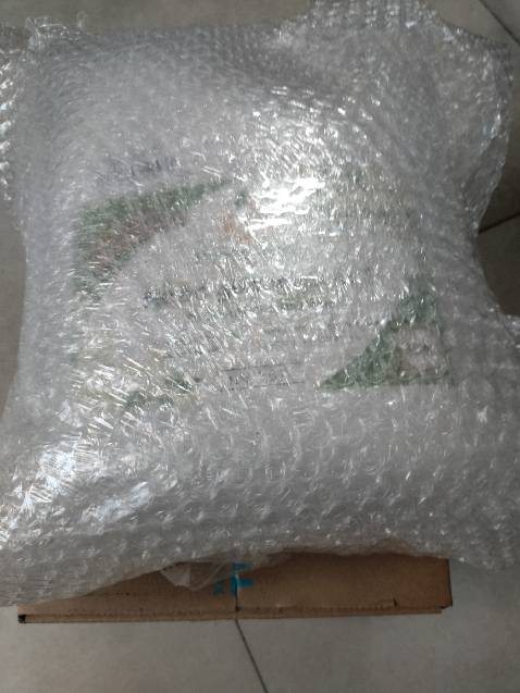 đóng gói đẹp, chắc chắn. Bao bì giấy ở ngoài và lớp ni lông xốp bên trong. Chưa khui xài nên chưa biết nước giặt có thơm và chất lượng không.