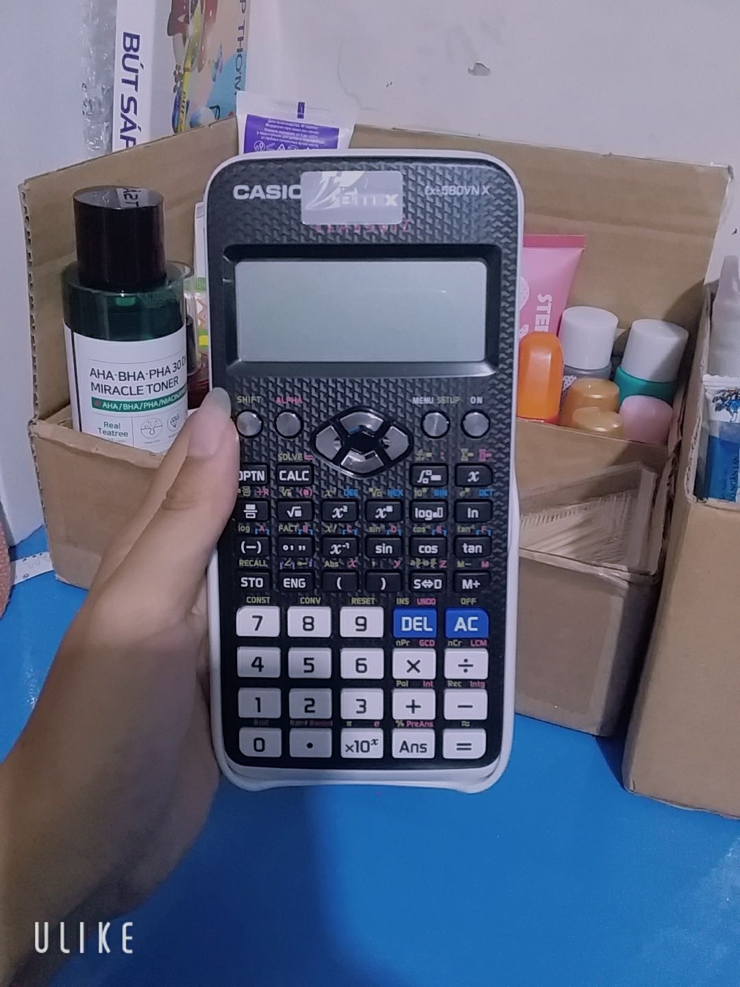 sp nhìn sơ qua là thấy thích rồi. chưa sdung sp nhiều nên cũng chưa biết tốt hay khong. bạn mình mua ở hiệu sách tận 650k mà mình mua trên tiki chỉ giá 567k thôi. quá hời rồi. đóng gói kĩ càng. máy tính có chút xíu mà cái thùng cartoon bự kinh