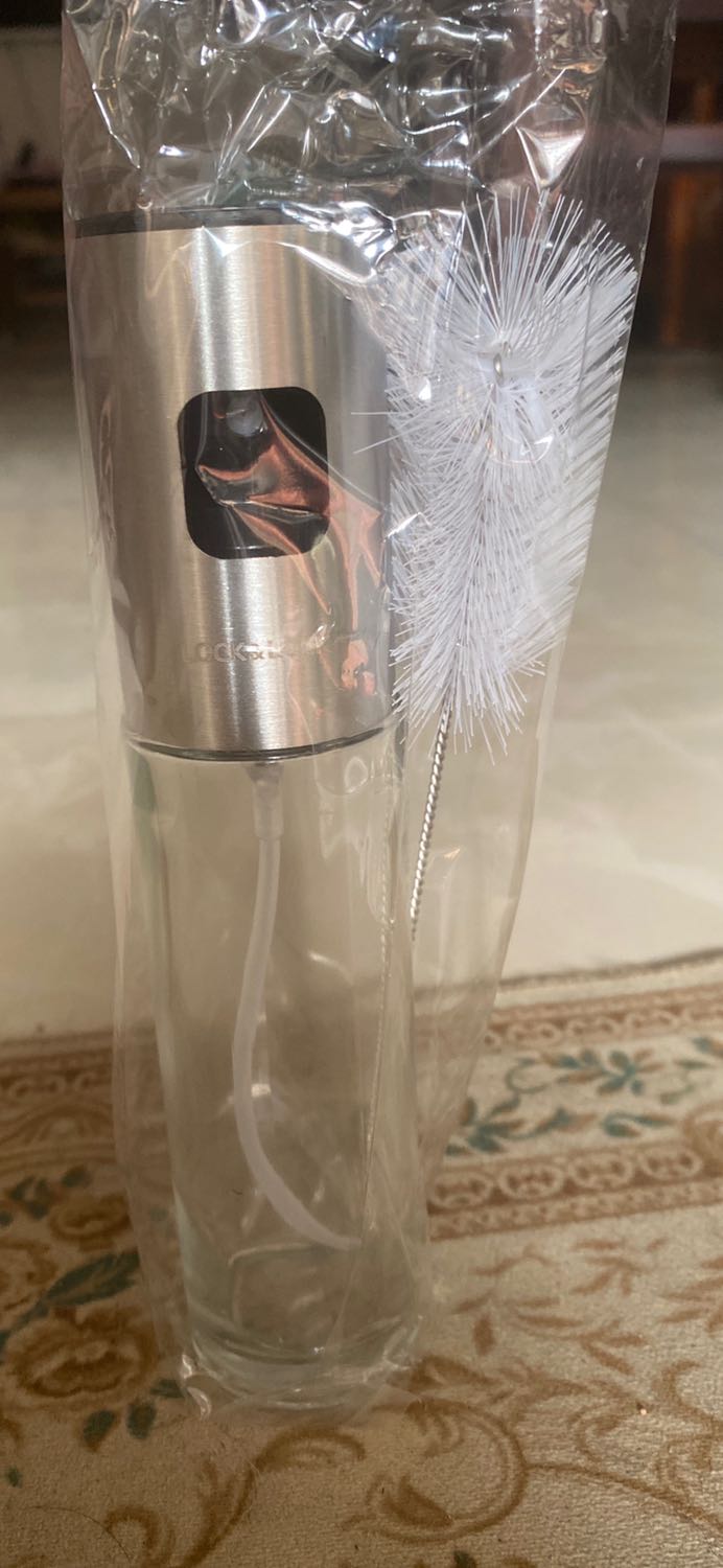 Shipper ăn nói vô duyên. Kh mua bằg cách nào là quyền lựa chọn của kh. Shipper nói mua ba cái này vô s thị mua, quan trọng là có tiền để mua ko. Chai xịt dầu này ko đág giá bn tiền vì mùa dịch tôi ko muốn đi lại nh với lại cái gì ai cũg vào st mua thì nhữg ng bán hàg online còn bán đc cho ai nữa. Còn chê chai xịt lock&lock này là hàng zõm nữa. Tôi ko hài lòng với cách shipper nói như v khi đứg trước nhà tôi nói lớn tiếg! Mog tiki xem xét lại cách phục vụ của shipper. Cám ơn!