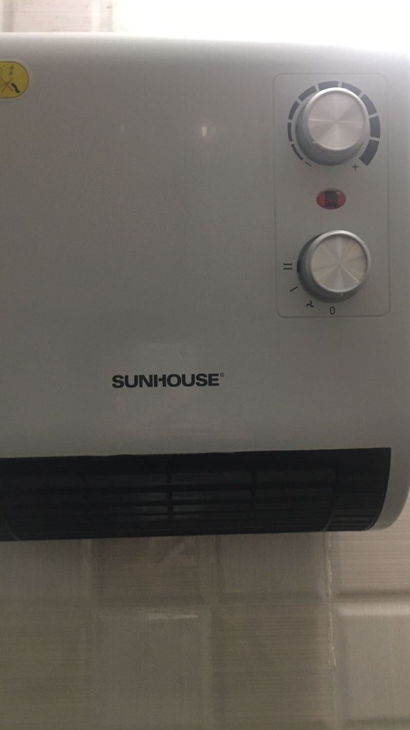 Sản phẩm đúng như mô tả.
Bật máy một vài phút là ấm cả phòng.