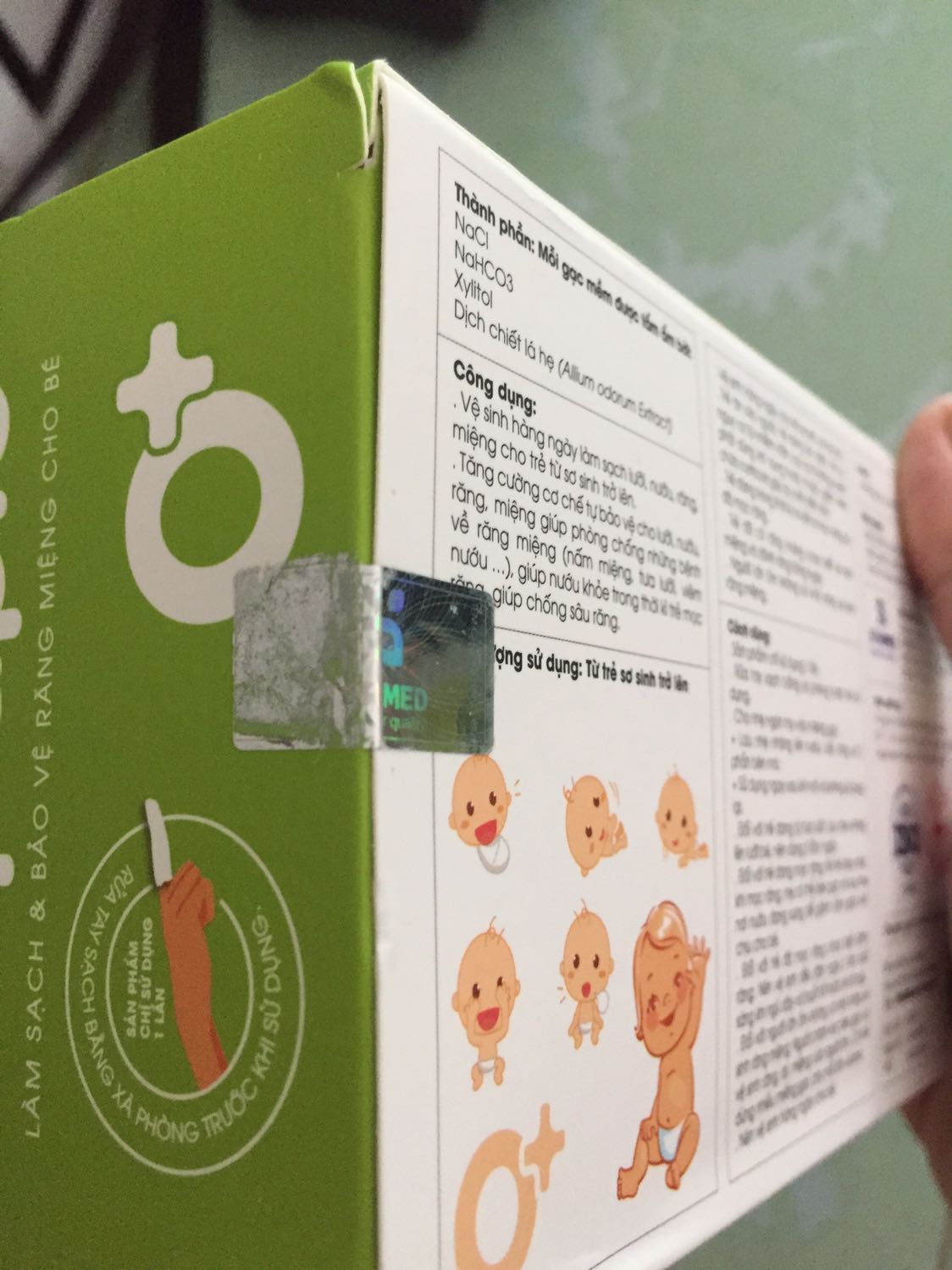 Bóc hàng khi vừa nhận hàng xong, tem niêm phong 2 đầu bong hết trơn, hộp thì móp méo , cũng may rơ lưỡi dc phân thành từng gói nhỏ chứ ko chắc nó tan hoang tới cỡ nào ko biết nữa😪