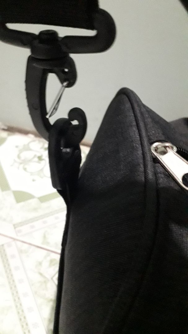 sao túi chưa dùng mà móc dây đeo đã hư ko cài vào được. móc còn lại ơ bên móc vào cũng rất khó. shop không kiểm tra trước khi giao khách ạ. buồn tiki quá