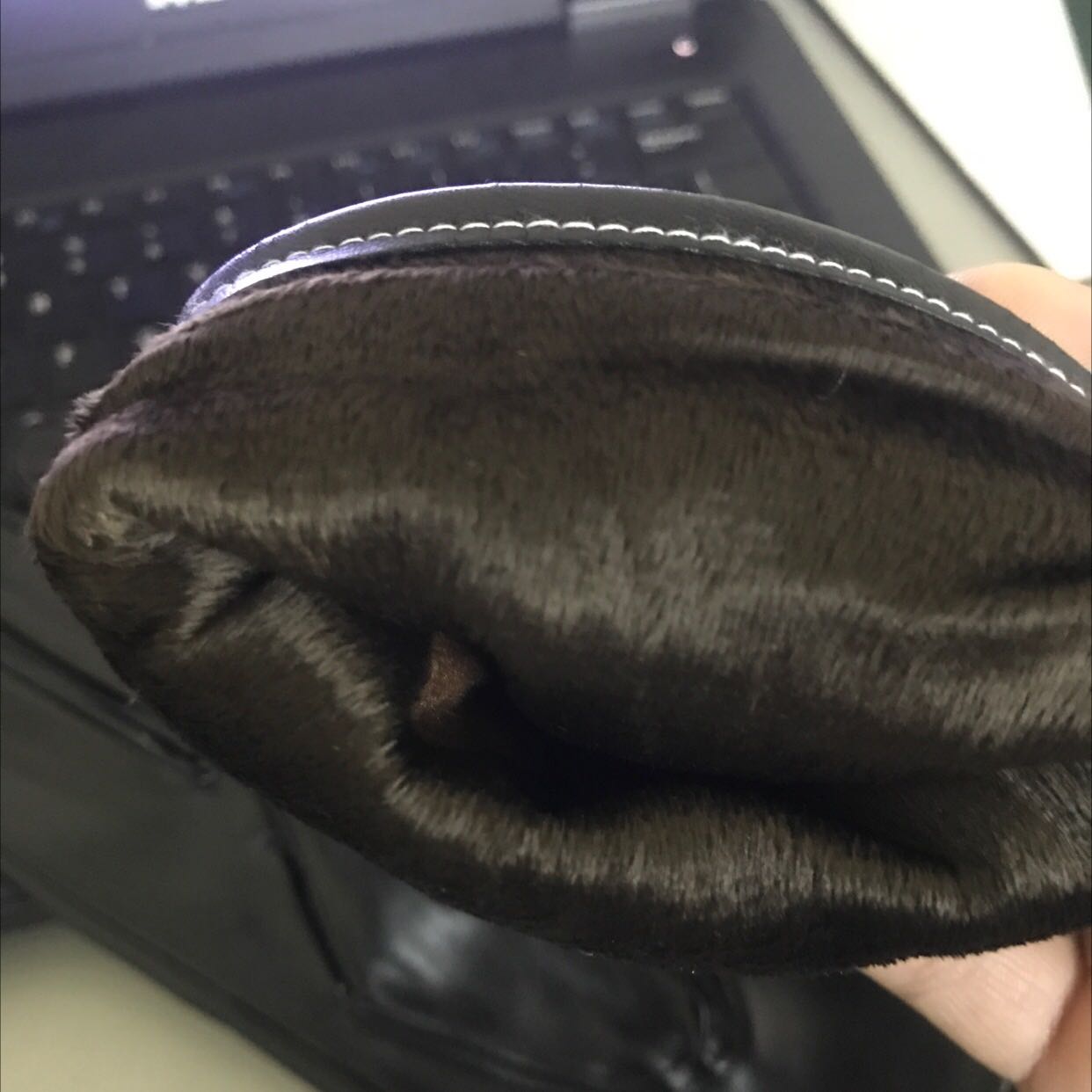 Găng tay đẹp, chắc chắn. Cảm ứng điện thoại tốt, đi mưa thấy ok đấy