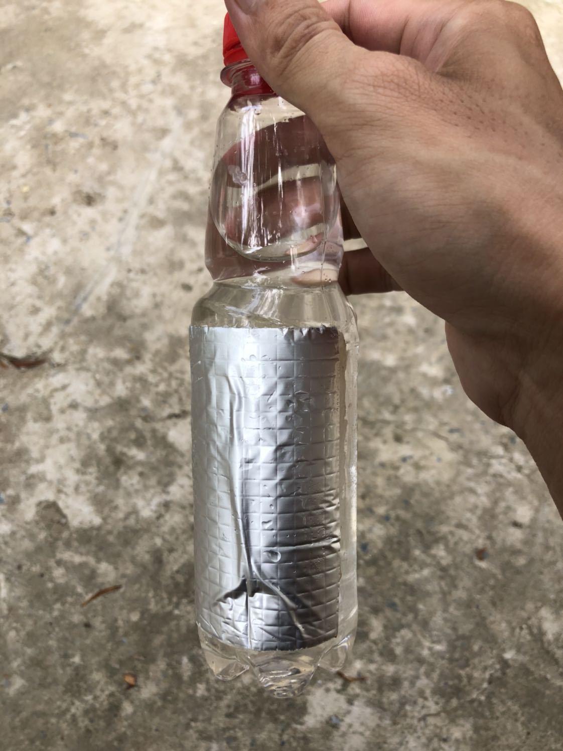 Dán dính thì OK tuy nhiên ở những chỗ áp lực hơi lớn thì chịu không được, dán rồi có thể tháo được, dính hơi chắc thôi. Mình rọc chai nước ra rồi dán lên, cho nước vào thì okie, còn bóp chai nước thì xì, vá nệm hơi thì chịu không được, vẫn bị xì