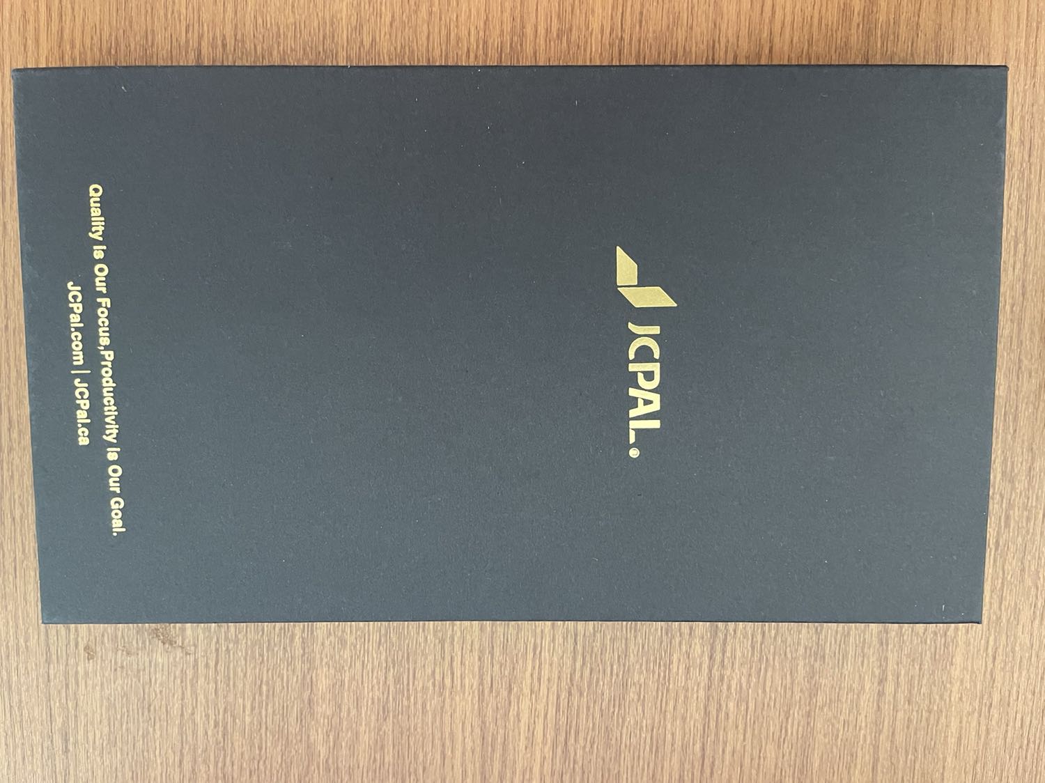 Lần mua thứ 2, miếng dán xài tốt, cảm ứng nhạy, bền. Xài 9 tháng, rớt cấn dăm đá nên mới nứt miếng dán, bình thường rớt trúng góc nên có ốp lưng nên máy ko trầy xướt gì. Đóng gói sản phẩm chất lượng. Giao hàng nhanh, ở tỉnh Tây Ninh, đặt hôm trước, hôm sau có hàng, tiki giao hàng rất tốt.