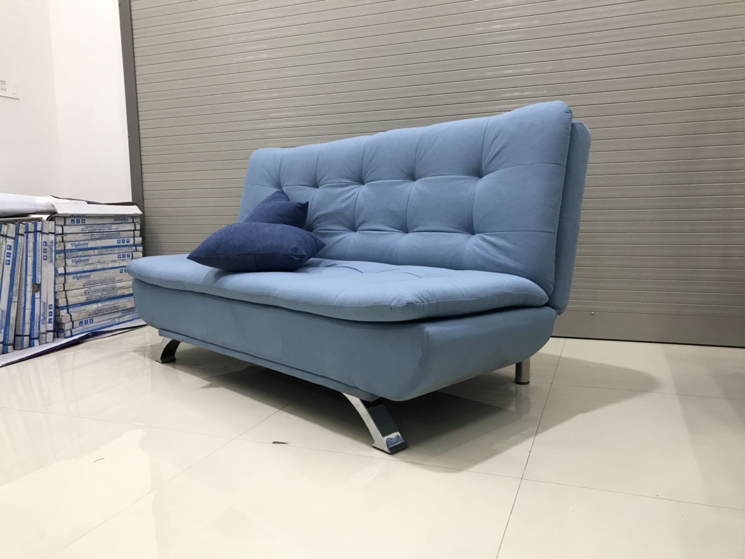 Sản phẩm vận chuyển bị ố bẩn, màu sắc ko giống mẫu trong hình (ảnh shop qc vải màu xanh đậm sọc xước, tựa lưng ko có lỗ) thực tế nhận màu xanh nhạt, chân inox rất yếu ko cứng cáp như mình nghĩ, ngồi 1 bên bị hơi bập bênh. Vì mình ở tỉnh đã thanh toán và chờ đợi 12 ngày mới nhận được hàng nên mình nhận hàng luôn ko liên hệ tiki đổi trả mất thời gian. Có thể camera iphone chưa phản ảnh đúng màu sắc tuy nhiên các bạn khi mua nên cân nhắc kĩ hơn.