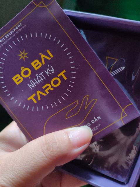 Bộ bài giống với hình, chất liệu bóng đẹp, cầm vừa tay, bài không quá dày hay mỏng, có sách hướng dẫn kèm theo.