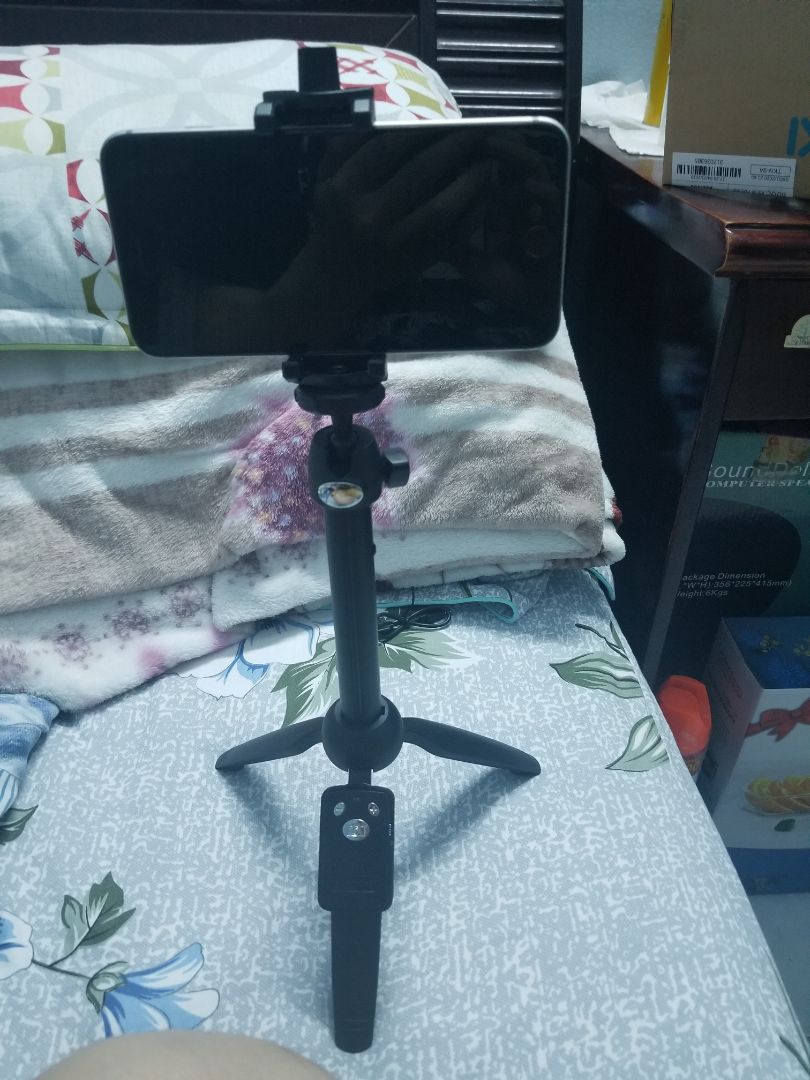 Mình đặt hàng trưa t7 lúc 18h thì giao nhanh là 8h30 có rồi.
Sản phẩm ok trong tầm giá này,chân đế do ko to nên việc đứng trên bề mặt gồ ghề dễ ngã là ko tránh khỏi.
Sản phẩm cầm rất chắc chắn,ko phải loại rẻ tiền nên mình thấy tốt.