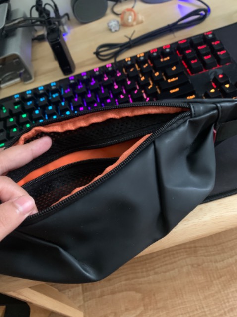 Mình đã xài đc 1 tg r nên lên đây review lại chất lượng. Bền tốt, gọn gàng, có thể đựng đc 2 đt và 1 ví tiền nhỏ, khuyến khích ko nên để chìa khoá vô cùng vì mình sợ n sẽ làm trầy đt. Chống nước thì mình chưa biết, do chưa đi mưa thực tế thử n ntn