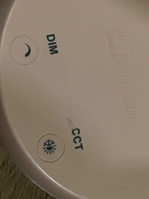 Độ sáng có 3 mức, và 4 loại ánh sáng như quảng cáo, chat với người bán để chọn màu và đc màu như yc, mỗi tội đèn này chắc cg là đèn bảo hành gửi lại vì dây điện ko trắng mới mà xỉn, nút bấm có dấu hiệu lem mực và bề mặt chân đèn hơi móp, xước. Hy vọng đèn bền thì thôi xấu cg chấp nhận đc