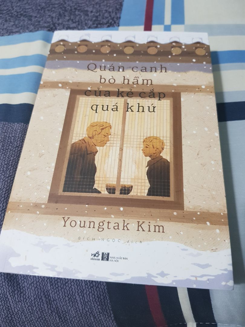 5 sao cho dịch vụ và hình thức của sách. Còn nội dung chắc chỉ được 3 sao.
Nội dung khá dễ đọc, nhưng không được như kỳ vọng. Mình cứ nghĩ đây là 1 cuốn sách thuần về tình cảm gia đình, cảm động sâu sắc nhưng lại thấy có phần nghiêng nhiều về hành động, viễn tưởng, trinh thám, kinh dị.