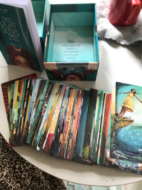 Bộ bài rất đẹp, đóng gói cần thận, giao hàng nhanh
Mua được giá sale như này là cực kỳ hài lòng :)