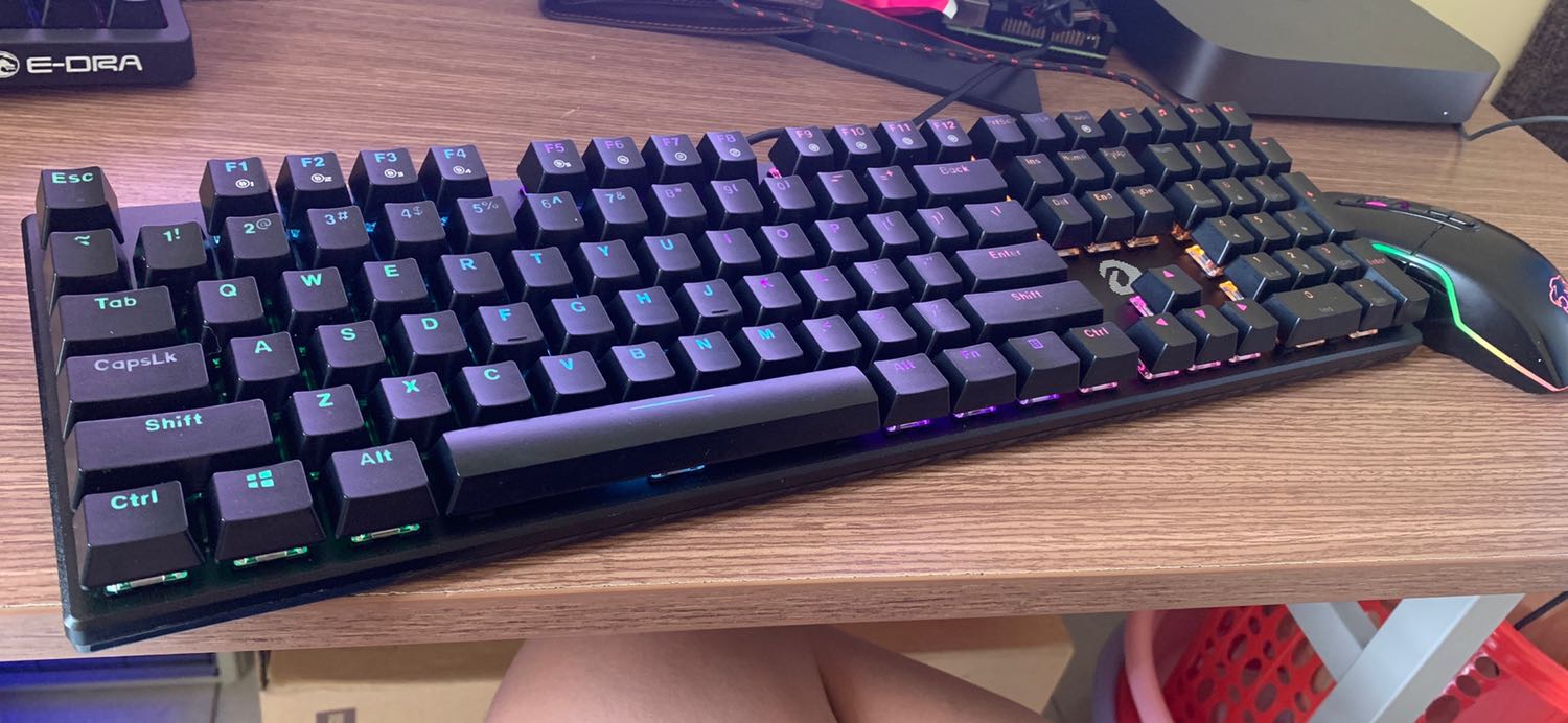 Đã sử dụng được 1 ngày. Sản phẩm đẹp, có điều cảm giác bấm âm thanh nghe không đã cho lắm, chắc tại dùng con E-DRA quen rồi. Giao hàng nhanh. Bàn phím mới bay mùi nhựa nồng quá hơi nhứt đầu, chắc dùng thời gian hết mùi.