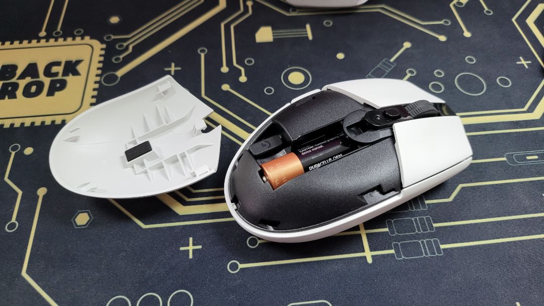 Chuột nhẹ, nhưng cảm giác rẻ tiền
Con chuột này giá 800k nhưng mình cầm vào phần nhựa có cảm giác rẻ tiền hơn các loại khác
Về tính năng thì ổn, lightspeed nhanh không bị delay Chuột nhẹ, nhưng cảm giác rẻ tiền
Con chuột này giá 800k nhưng mình cầm vào phần nhựa có cảm giác rẻ tiền hơn các loại khác
Về tính năng thì ổn, lightspeed nhanh không bị delay