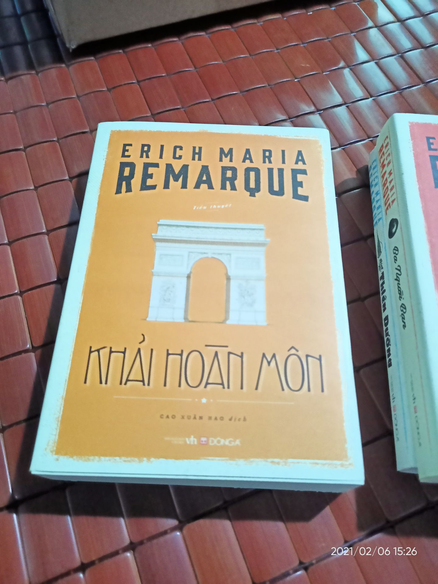 đầu tiên nhìn ở khâu đóng gói & vận chuyển thì không thể chê vào đâu được bọc sách bằng miếng xốp chống va đập nên sách còn nguyên vẹn ko bị móp méo gì hết.
 khi khui ra mới thấy Cuốn Bóng Tối Thiên Đường bị rách ở phần áo bìa ngoài... nhưng không ảnh hưởng đến phần bìa trong nên không sao có thể cho qua. với lại mua sách giảm 50% nên cũng không có gì bàn cãi...