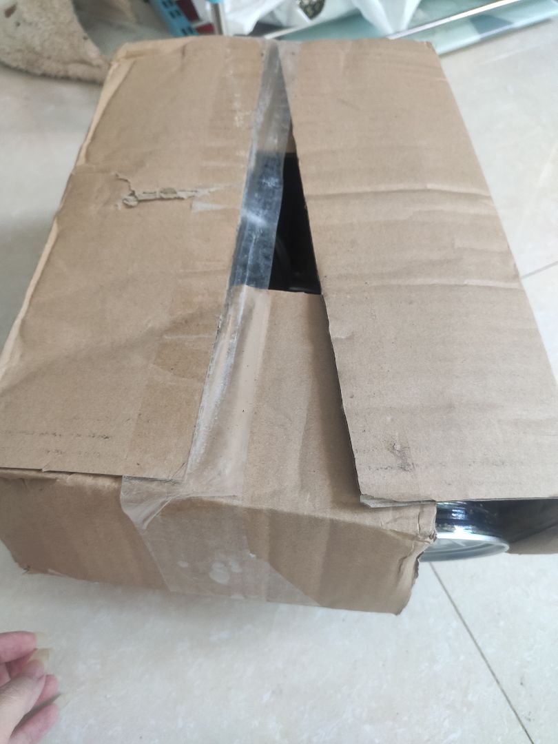 hàng đã nhận. shop gói hàng tệ lăm.đánh giá mấy sao đây. rong biển thj ngon. cungz rẻ. nhưng đóng kiểu đó rồi mất hàng ai chịu. bể ai chịu. thiếc mà móp luôn. cái thùng đóng như k đóng.  thôi cảm ơn mọi ng nha