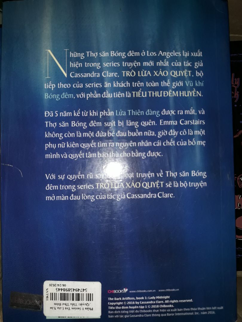 Mình đặt 2 series của Cassandra Clare, Tiki giao cho mình cuốn này là tệ hại nhất. Nó không có màn co, bụi bám đen xì. Bìa trước sách bị gãy, hằn vết nhiều. Gáy sách thì dính keo đen xì. Ở mép bìa bị bong tróc lớp nilon. Bìa sau còn dán 1 miếng giấy, không dám lột ra vì sợ không sạch keo. Mình chụp hình cho nên sẽ không thể hiện rõ được, nhưng mà phải nói là cuốn truyện mình nhận được có hình thức vô cùng tệ hại. Mình bỏ tiền ra mua truyện mới chứ không phải để mua hàng tồn. Vì mình mua để sưu tầm cho nên cực kỳ bực bội khi nhận 1 cuốn truyện cũ mèm thế này.