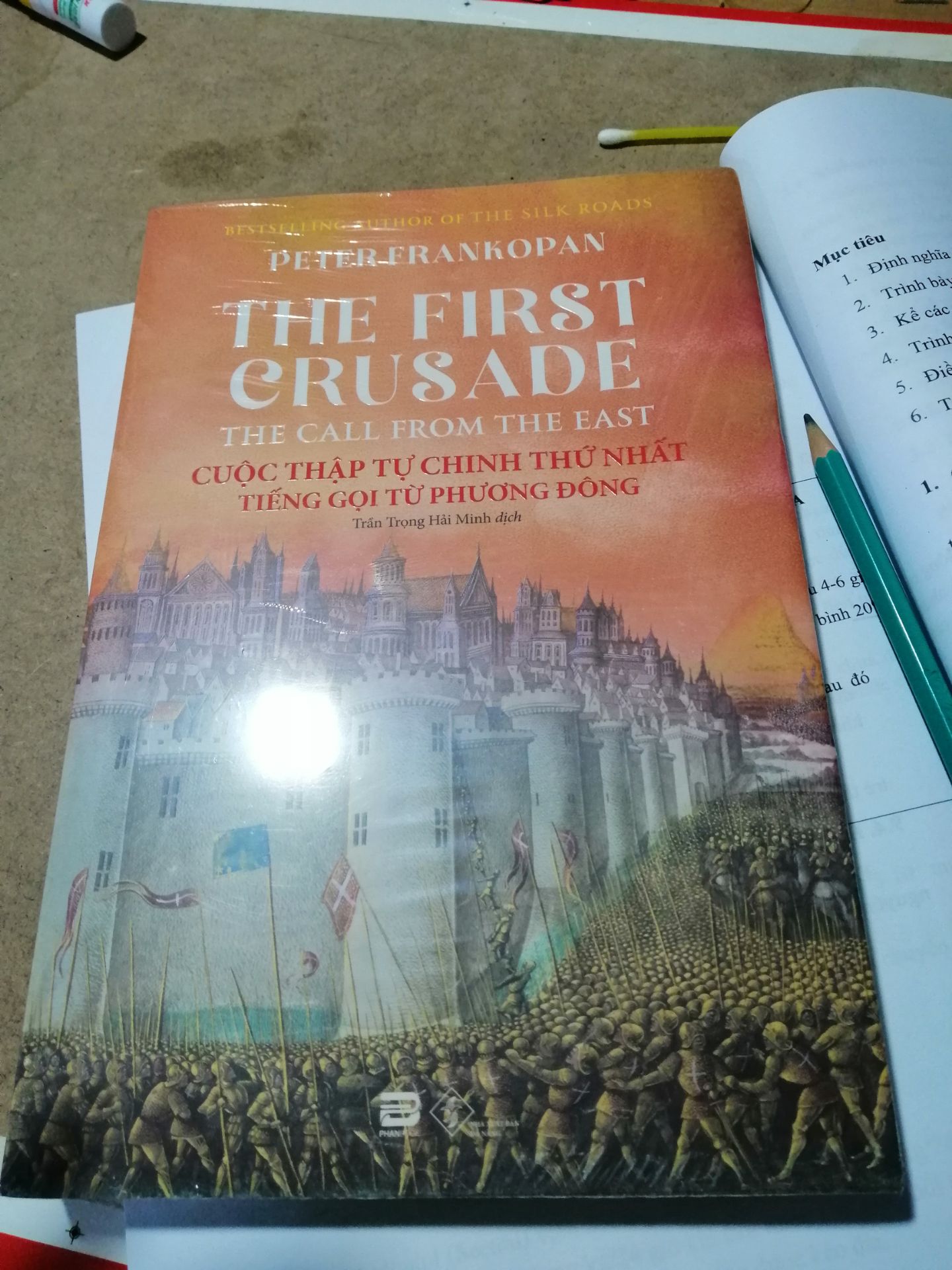 Cực kỳ xuất sắc. Cách tác giả đặt vấn đề và dẫn dắt độc giả thực sự lôi cuốn và hấp dẫn bất ngờ, mình không thể đặt sách xuống được (dù trước đó mình mù tịt về lịch sử Châu Âu thời trung cổ). Có điều giá của Phanbooks chát thật sự