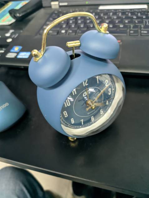 đồng hồ nhỏ xinh đẹp lắm ạ, có cả đèn nữa chứ.