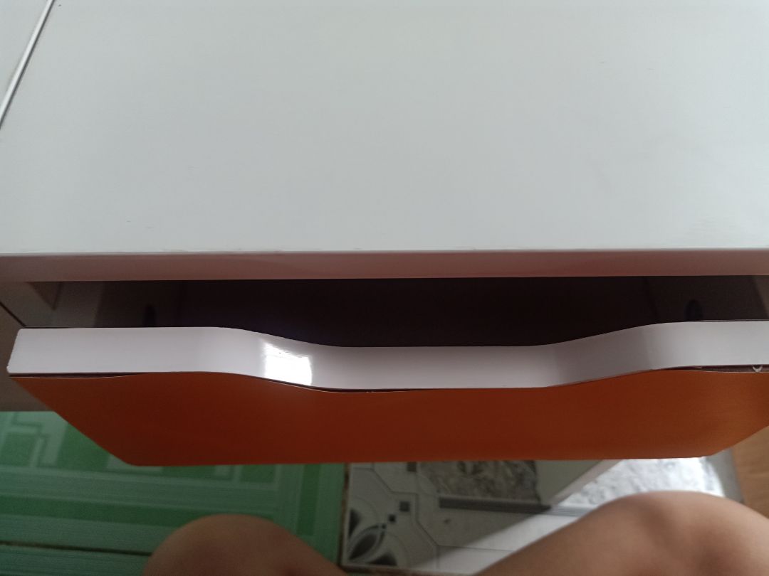 Ngăn kéo bị vào nước => phồng rộp=> do đóng gói không kĩ càng. Góp ý nên đóng gói kĩ vì chất chống nước không bao phủ hết bàn TĐ, vẫn có những phần gỗ lòi ra nên bao, gói kĩ những chỗ như vậy. còn bàn thì tạm được dù hơi xước nhưng phù hợp giá tiền, bảo quản kĩ thì chắc dùng cũng được lâu.