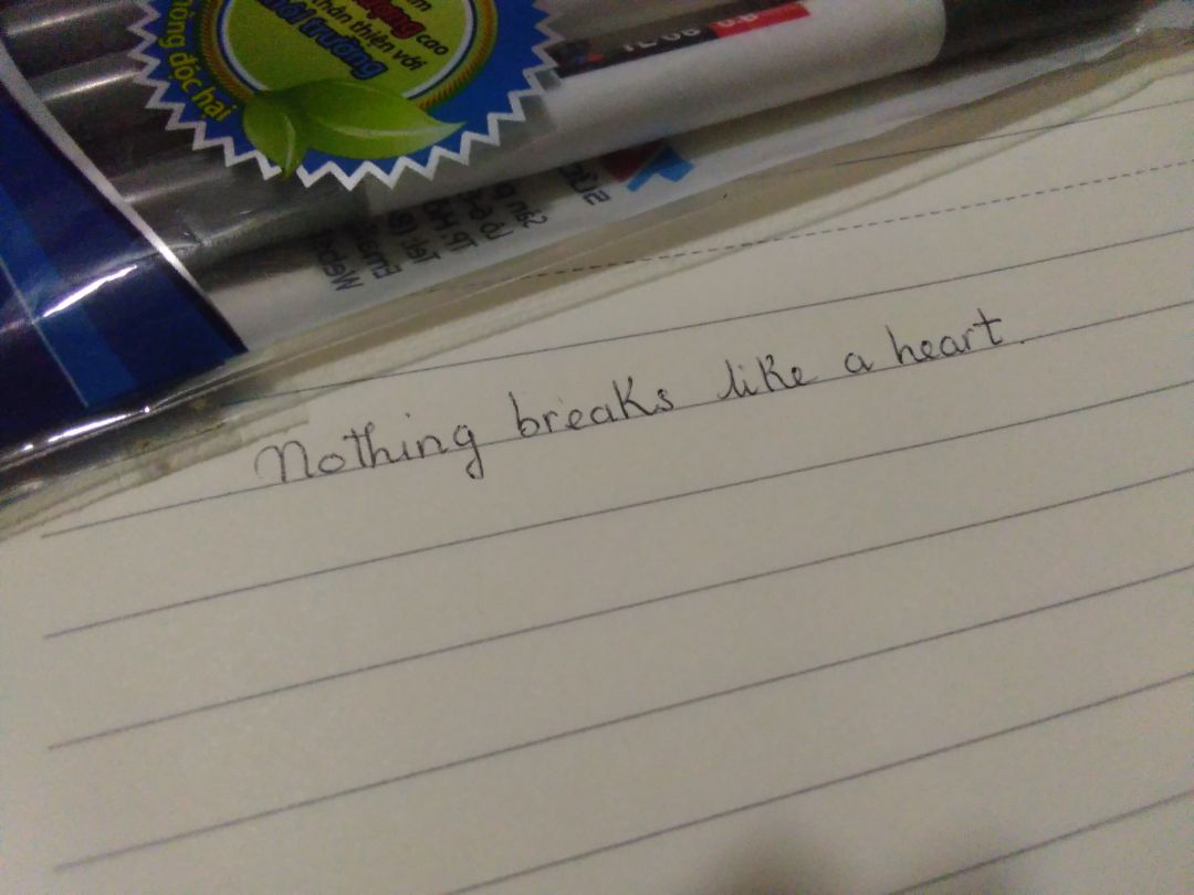 bút hơi cũ, chỉ có 3/5 viết được, 2 cây còn lại mực bị khô, đầu viết không được êm lắm nếu dùng rèn chữ.