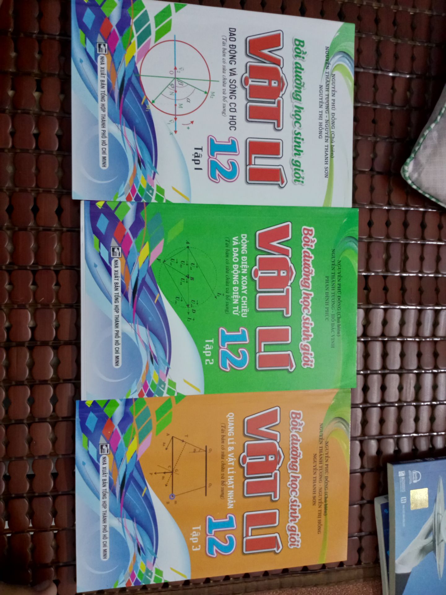 Sách hơi mỏng, ít bài tập, nên dùng song song với sách khác