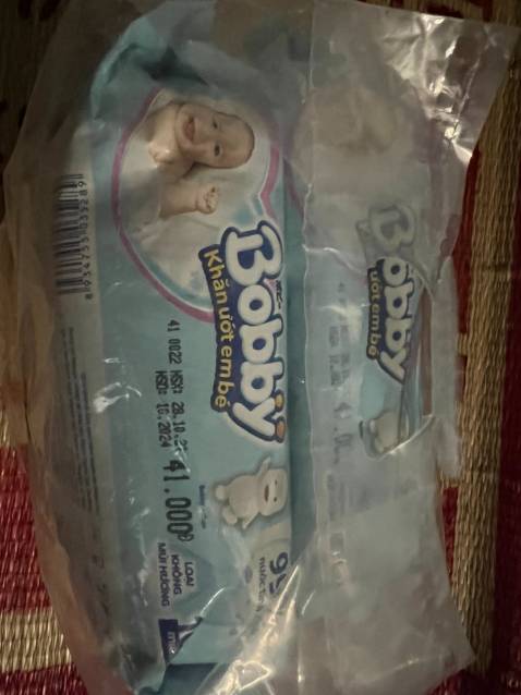 Ngoại quan: Sản phẩm có ngoại quan tương đối giống với mô tả, sản phẩm chính hãng. Thời hạn sử dụng đến năm 2024.
Xuất xứ: Thương hiệu của Nhật bản. 
Sản xuất: Tại Việt Nam. 
Chất lượng: Khăn giấy ướt được sản xuất dành cho em bé nhưng người lớn sử dụng vẫn rất tốt, đã sử dụng sản phẩm từ rất lâu và mua nhiều lần nên chất lượng tốt rất ok
Thời gian giao hàng: Do có sử dụng gói Tiki Now nên thời gian giao hàng nhanh, đặt từ 11h00 trưa ngày 12/02/2022 đến 10h30 ngày 13/02/2022 sản phẩm đã được giao đến. 
Thái độ nhân viên giao hàng: Ổn, chịu hợp tác với tôi trong việc giao hàng. 
Giá sản phẩm: Mua hàng combo 4 gói nên được giá tốt hơn mua trên thị trường, miễn phí ship. 
Tổng quan: Sản phẩm phù hợp với những ai muốn sử dụng hàng chính hãng với một giá tiền và chất lượng sản phẩm tương đối. Bên cạnh đó, thời gian và dịch vụ giao hàng ổn. Cảm ơn mọi người đã đọc.