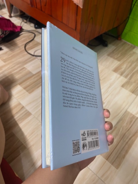 Muốn đọc được sách này thì nên tìm hiểu một chút về chủ nghĩa phi lý của triết học, một chút am hiểu về tâm lý học, tâm thần học để có thể hiểu sâu hơn. Thấy là nhức nhức cái đầu ròii á 🌝🫠