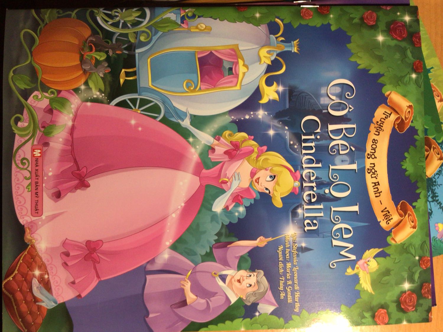 Sách bìa mềm gồm 5 cuốn khổ A4, in màu, giấy đẹp, hình ảnh đẹp. Có cả tiếng anh và tiếng việt.